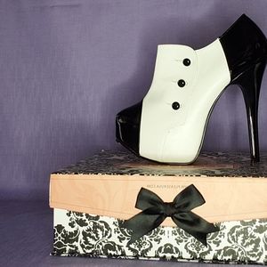Size 10 White/Black Faux & Patent Leather Booties